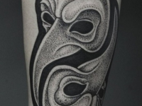 Татуировка маски птица на руке