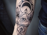 Татуировка в виде знака масонства на внутренней стороне предплечья