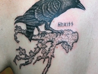 Татуировка ворона на лопатке
