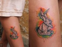 Татуировка оригами на бедре