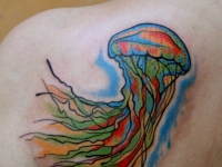 Татуировка медуза на лопатке