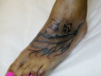 Татуировка перо на стопе