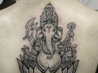 Татуировка слон на спине