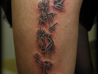 Татуировка символы на плече