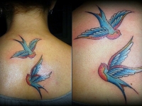Татуировка птица на шее