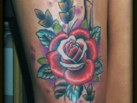 Татуировка цветок на плече
