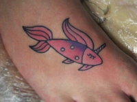 Татуировка золотая розовая рыбка