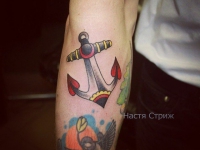 Тату цветной якорь и ласточка на руке