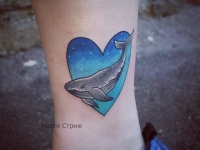 Татуировка кит в сердечке возле стопы