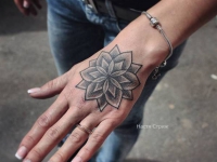 Татуировка цветок на кисти руки