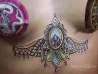 Татуировка ожерелье под грудью