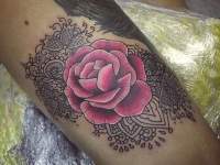 Татуировка красная роза с узорами
