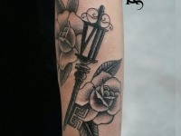 Татуировка две розы и ключ на руке