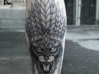 Татуировка льва в индейском головном уборе