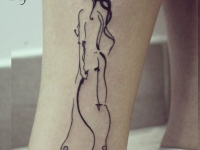 Татуировка силуэта девушки на руке