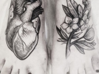 Татуировка сердце и цветок на стопе