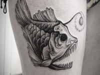 Татуировка рыба на бедре