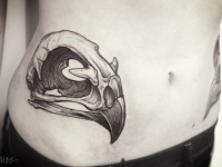 Татуировка череп птицы на боку