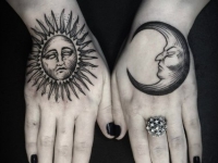 Татуировка луна и солнце на кисти