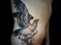 Татуировка орел на боку
