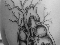 Татуировка сердце на лопатке
