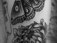 Татуировка бабочка и цветок на плече