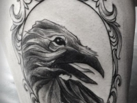 Татуировка птица на бедре