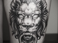 Татуировка лев на бедре