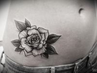 Татуировка цветок на боку