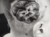 Татуировка цветок на заьылке