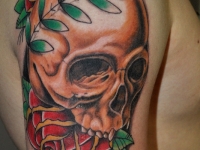 Татуировка череп и розы на плече