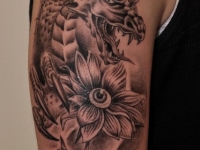 Татуировка голова дракона с цветком на плече