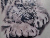Татуировка львенок на плече