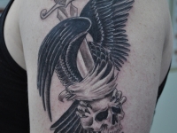 Татуировка орел и меч в черепе на плече