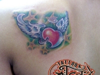 Татуировка сердце с крыльями на лопатке