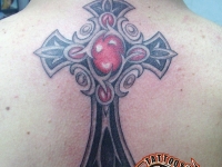 Татуировка крест с рубином на спине