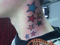 Татуировка звезды на шее