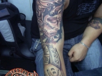 Татуировка лицо и глаз на руке