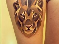 Татуировка лев на бедре