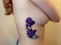 Татуировка цветок на боку