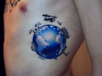 Татуировка планета на боку