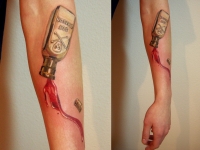 Татуировка бутылка на предплечье