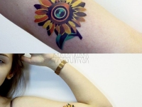 Татуировка цветок на плече