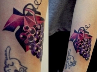 Татуировка виноград на предплечье