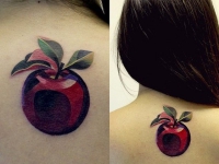 Татуировка яблоко на шее
