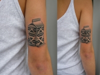 Татуировка молоко на плече