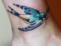 Татуировка ласточка на щиколотке