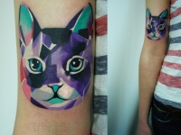 Татуировка кошка на плече