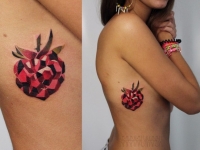 Татуировка ягодка на боку
