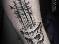 Татуировка кусок земли вырванный вместе соснами на руке